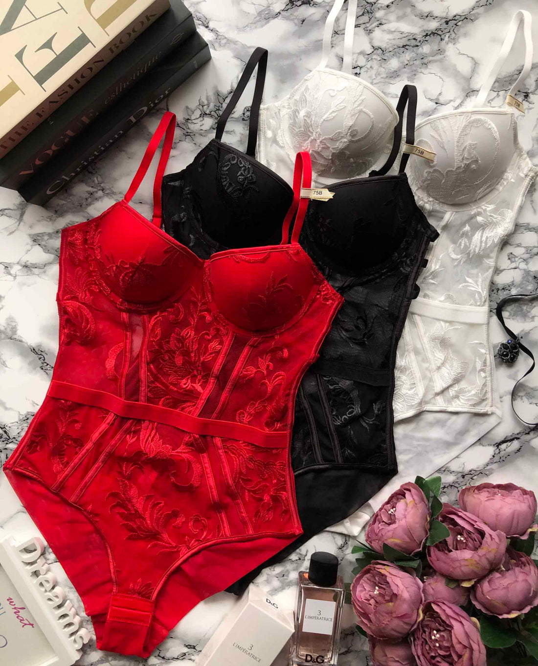 Body premium z miękkiej siateczki i misternym haftem. Miseczki na fiszbinach z delikatnym push-upem, modelujące przeszycia, regulowane ramiączka, zapięcie w kroku.