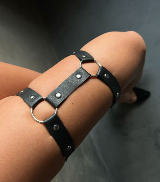 Harness podwiązka na udo z metalowymi elementami