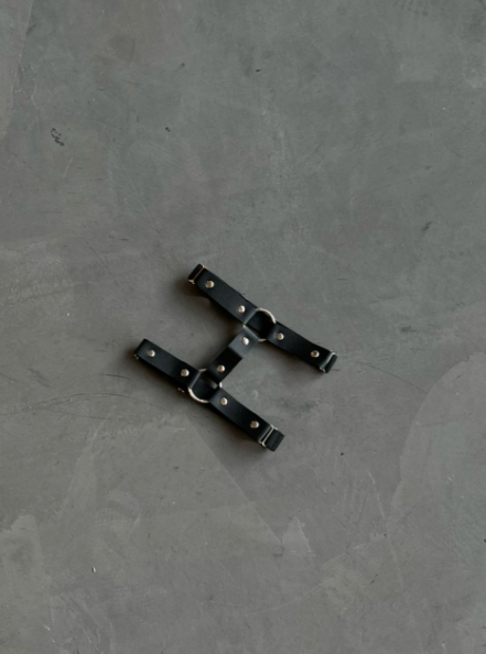 Harness podwiązka na udo z metalowymi elementami