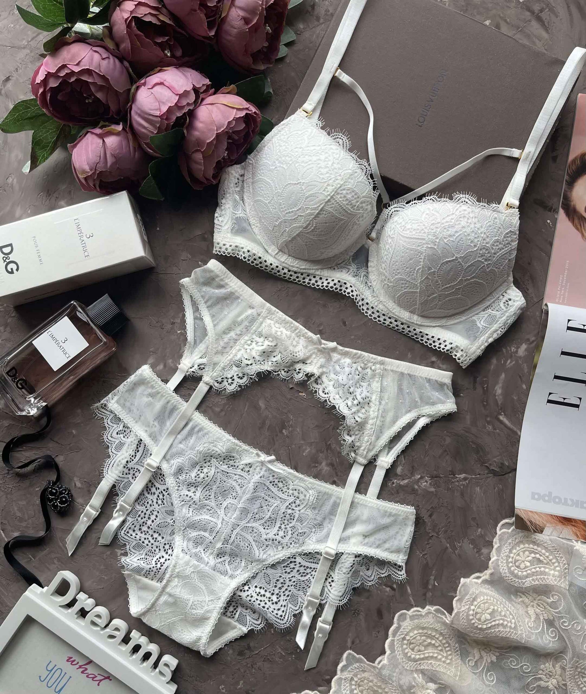 Koronkowy komplet z odpinanymi szelkami, push-up Biały