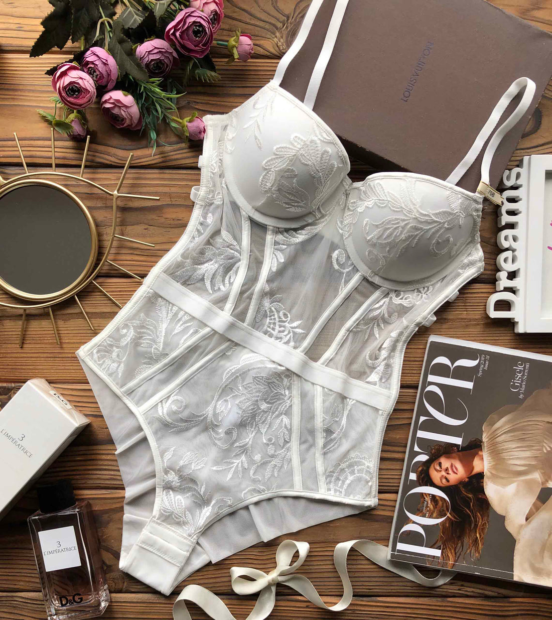 Eleganckie body z haftowaną i miękką siateczką Biały