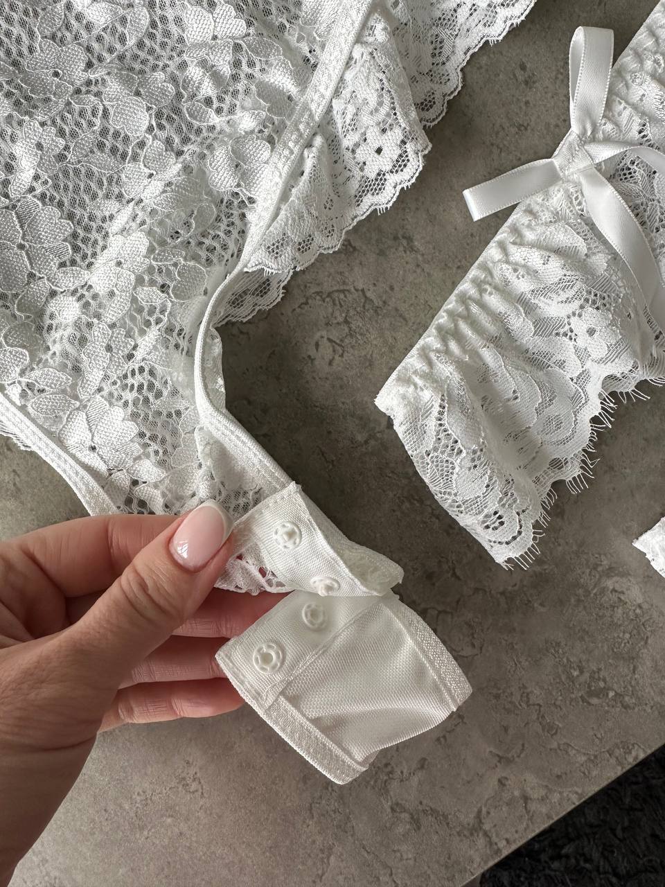 Koronkowe body z siateczką – biel, która zachwyca lekkością