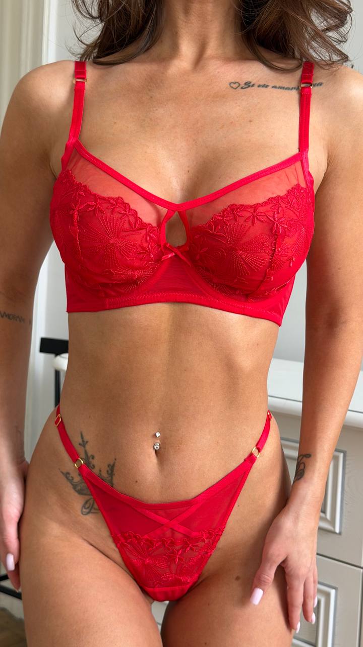 komplet bielizny bez push-up - haftowany biustonosz i stringi z siateczką